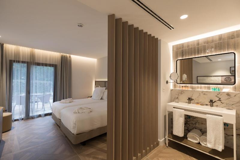Standard Double or Twin Room with View image 3