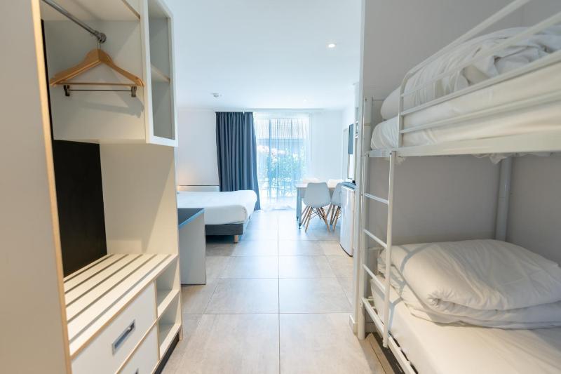Executive Studio - 1 Double Bed 2 Bunk Bed Beds image 4
