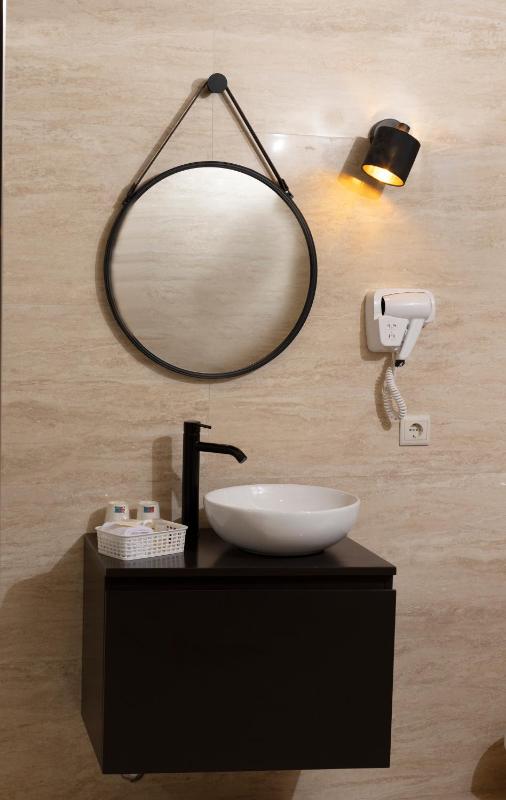 Hotel America - image 28