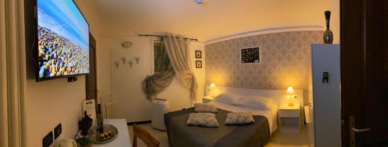 Budget Double Room image 2