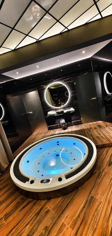 Large Apartment with Jacuzzi image 1
