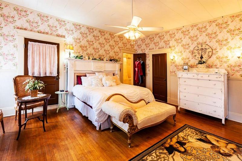 Superior King Room image 4