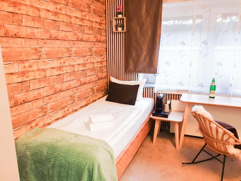 Twin Room with Garden View image 4