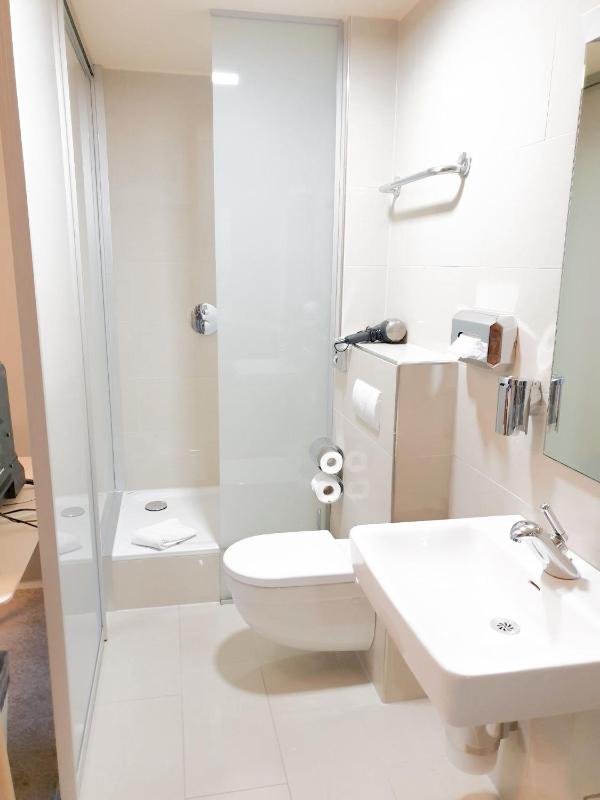 Twin Room with Garden View image 3
