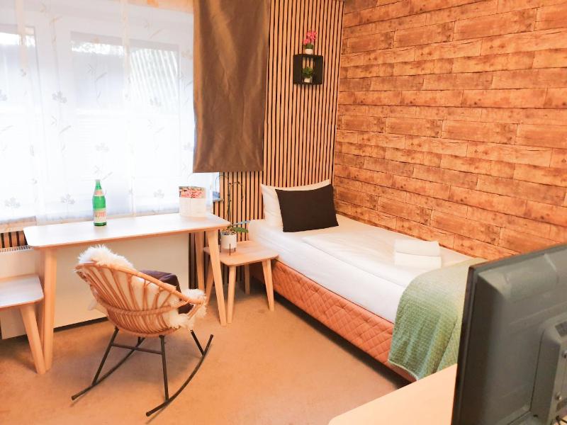 Twin Room with Garden View image 2