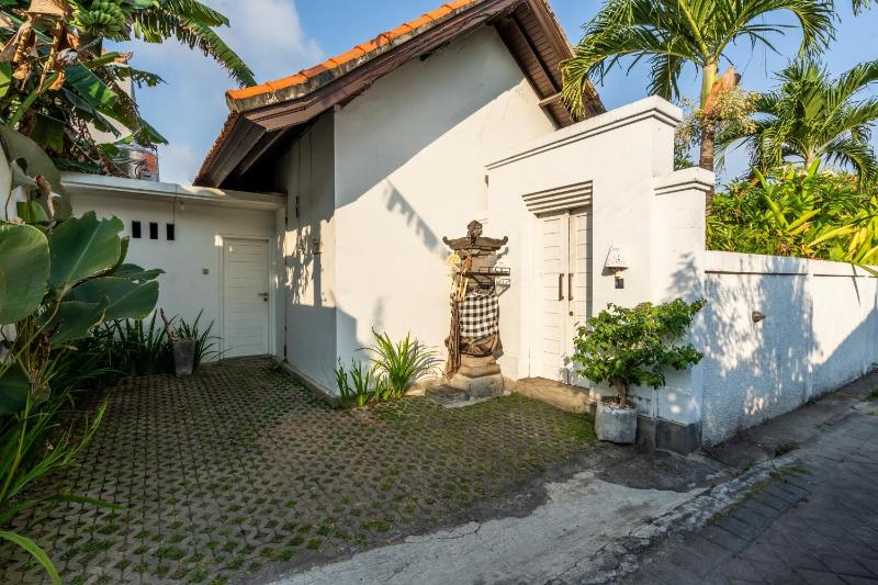 Jungle Amaranth Villa Canggu - Exclusive 3BR Retreat with Pool Modern Amenities and Top Location - image 19