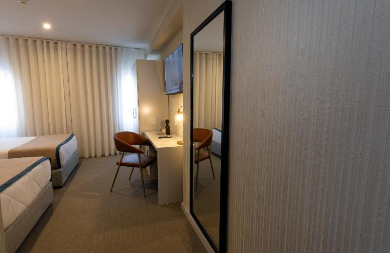 Hotel America - image 19