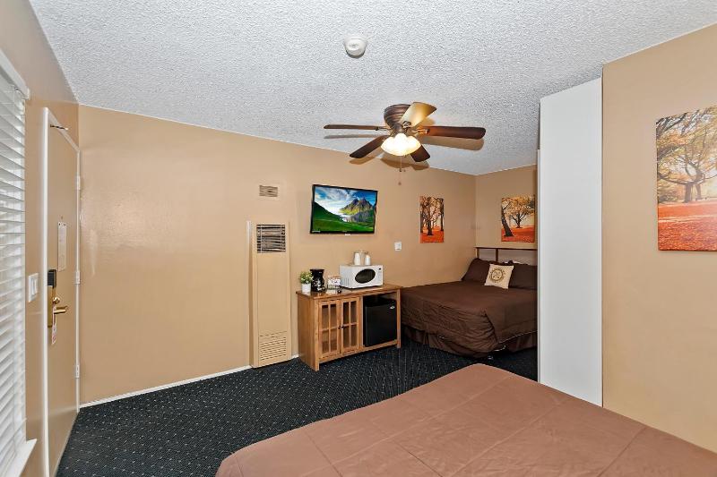 Double Room image 4