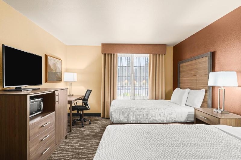 Queen Room with Two Queen Beds image 3