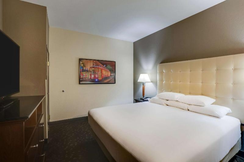 King Suite with Spa Bath image 3