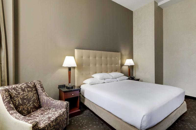  Deluxe King Room image 3