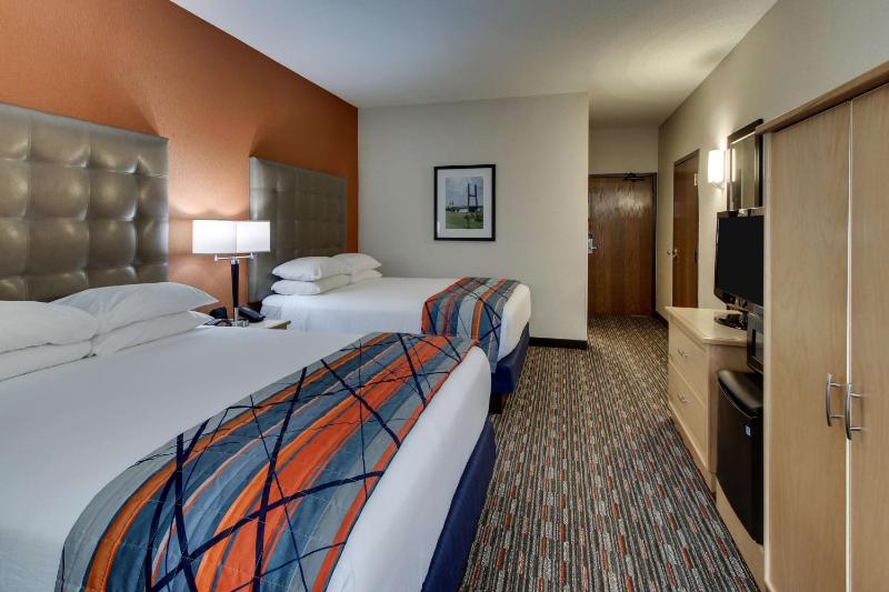 Deluxe Queen Room with Two Queen Beds - Accessible, Tub image 3