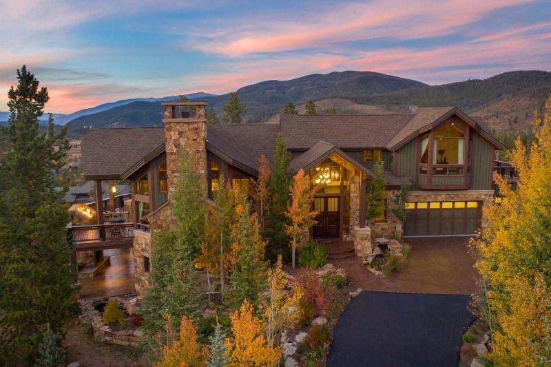 Four master suites VIEWS!! Hot tub private ski SHUTTLE sprawling entertaining areas!! - image 20