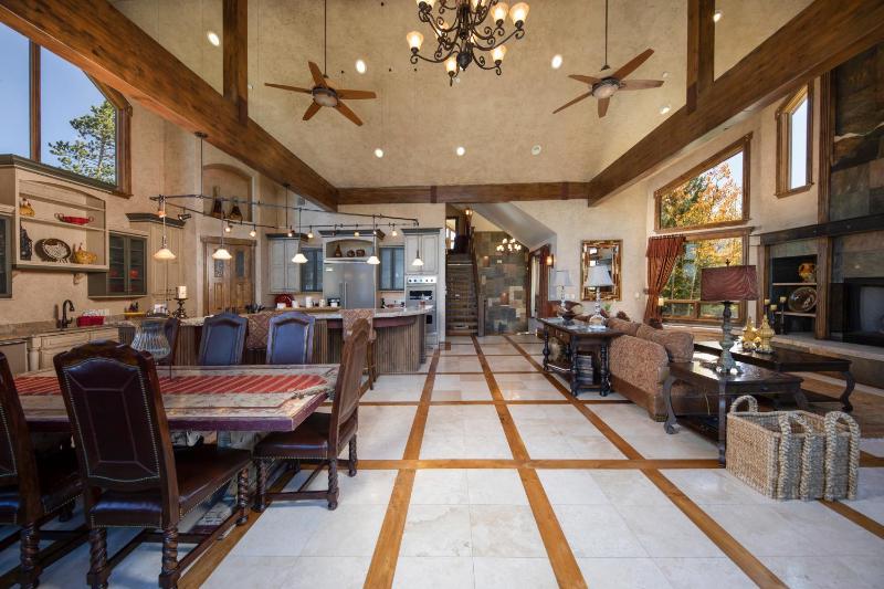 Four master suites VIEWS!! Hot tub private ski SHUTTLE sprawling entertaining areas!! - image 25