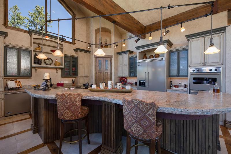 Four master suites VIEWS!! Hot tub private ski SHUTTLE sprawling entertaining areas!! - image 34