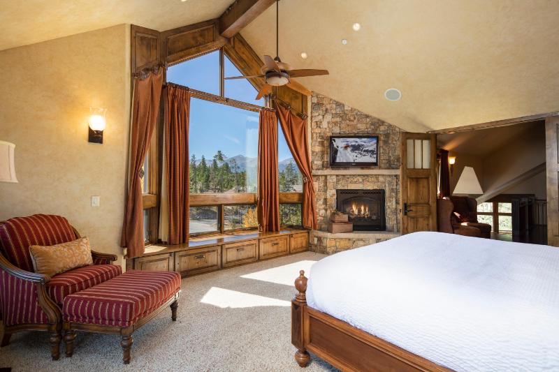 Four master suites VIEWS!! Hot tub private ski SHUTTLE sprawling entertaining areas!! - image 40