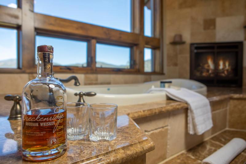 Four master suites VIEWS!! Hot tub private ski SHUTTLE sprawling entertaining areas!! - image 22
