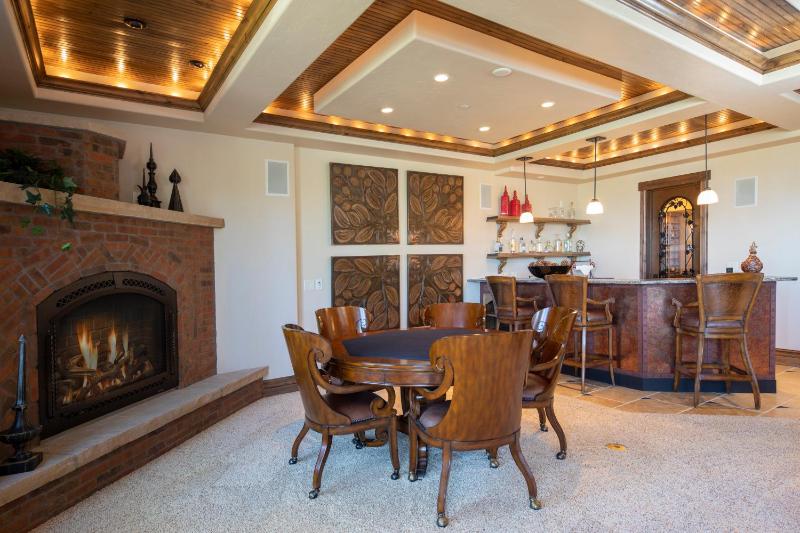 Four master suites VIEWS!! Hot tub private ski SHUTTLE sprawling entertaining areas!! - image 4