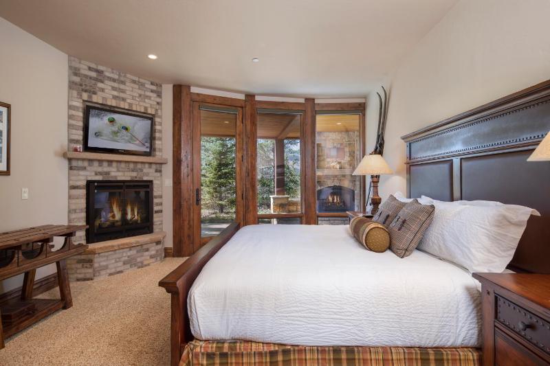Four master suites VIEWS!! Hot tub private ski SHUTTLE sprawling entertaining areas!! - image 33