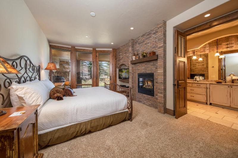 Four master suites VIEWS!! Hot tub private ski SHUTTLE sprawling entertaining areas!! - image 43
