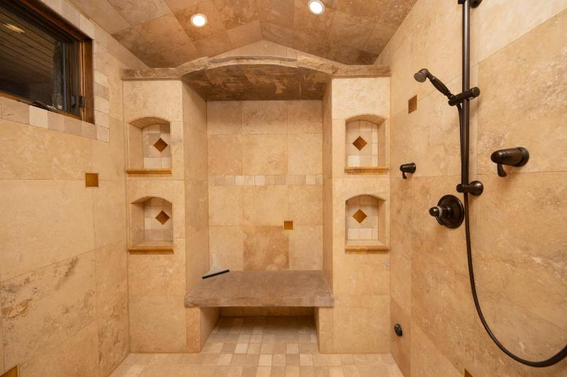 Four master suites VIEWS!! Hot tub private ski SHUTTLE sprawling entertaining areas!! - image 16