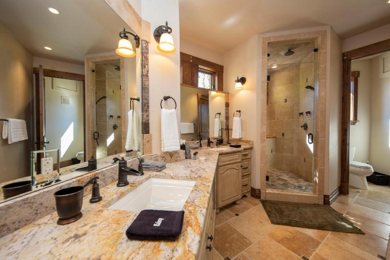 Four master suites VIEWS!! Hot tub private ski SHUTTLE sprawling entertaining areas!! - image 9