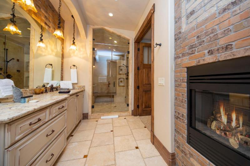 Four master suites VIEWS!! Hot tub private ski SHUTTLE sprawling entertaining areas!! - image 13