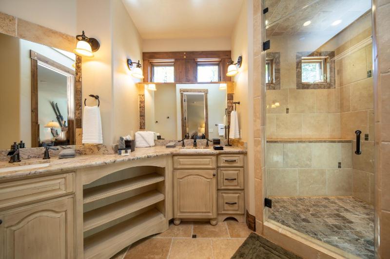 Four master suites VIEWS!! Hot tub private ski SHUTTLE sprawling entertaining areas!! - image 48