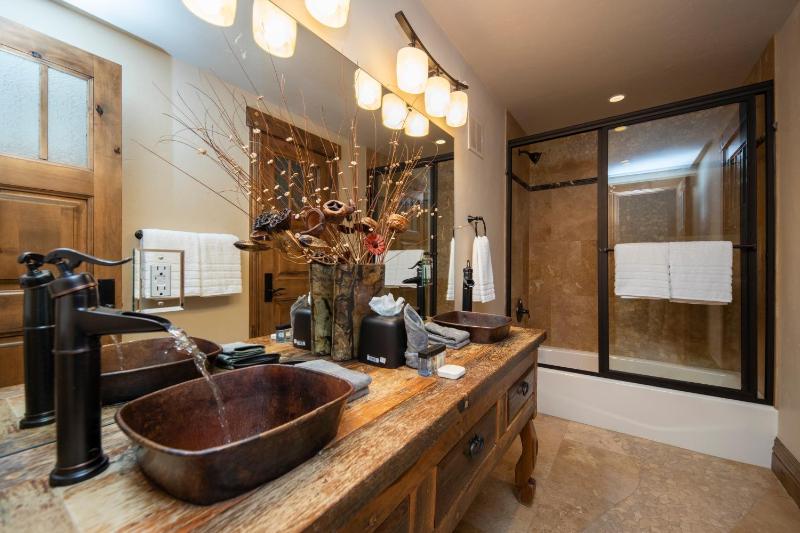 Four master suites VIEWS!! Hot tub private ski SHUTTLE sprawling entertaining areas!! - image 5