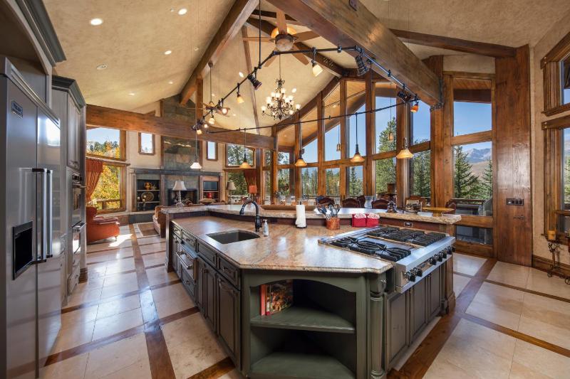 Four master suites VIEWS!! Hot tub private ski SHUTTLE sprawling entertaining areas!! - image 36