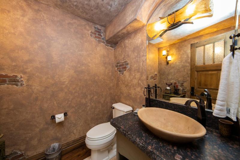 Four master suites VIEWS!! Hot tub private ski SHUTTLE sprawling entertaining areas!! - image 47