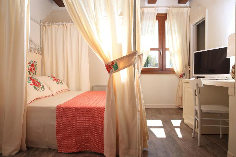 Standard Double Room image 3