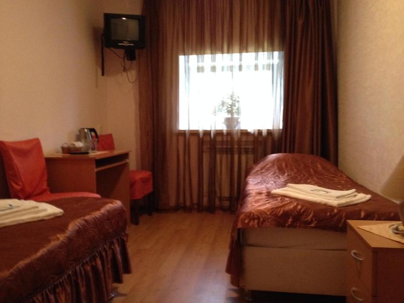 Economy Double/Twin Room with Shared Bathroom image 2