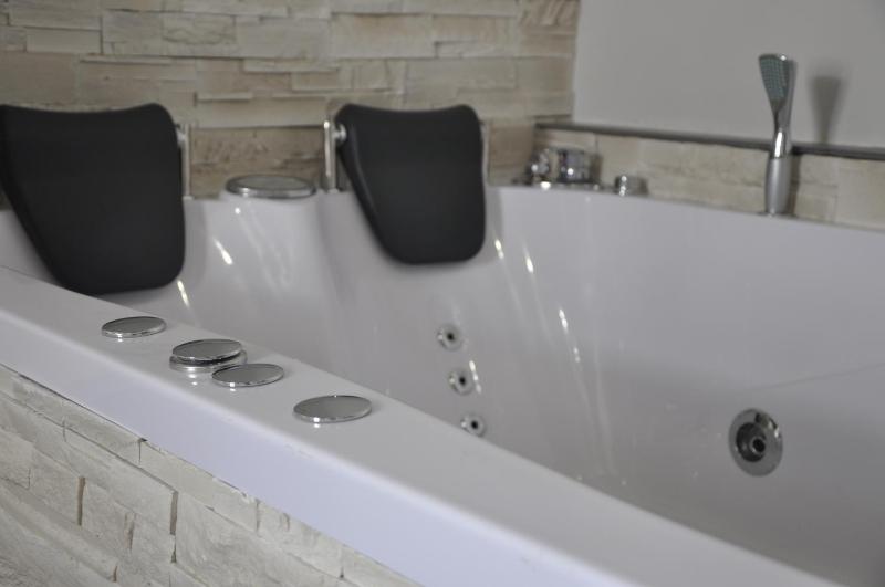 Deluxe Suite with Spa Bath image 3