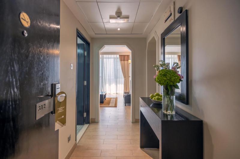 Deluxe One-Bedroom Apartment image 1
