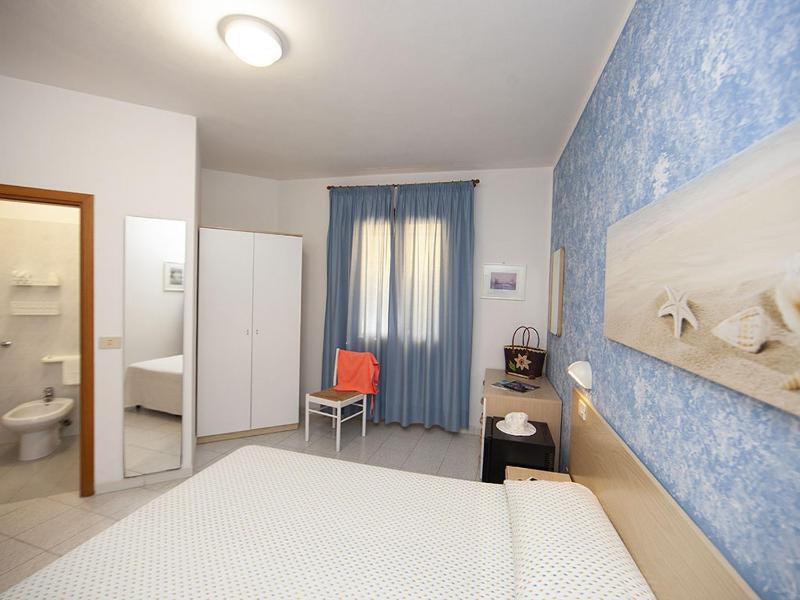 Standard Double Room image 4