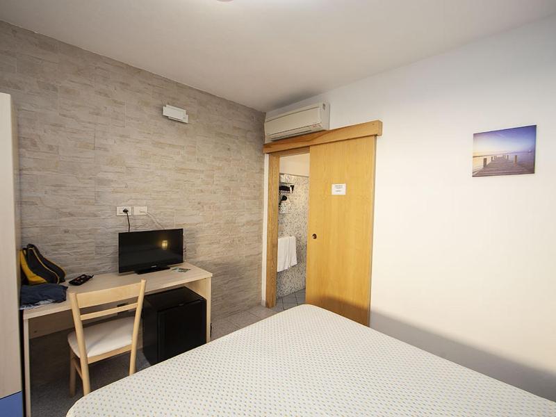Double Room with Sea View image 4
