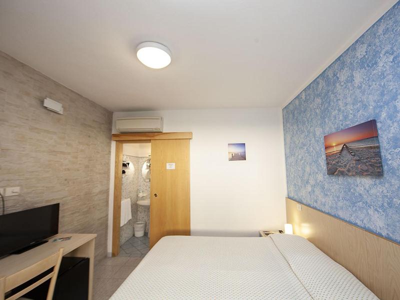 Double Room with Sea View image 3