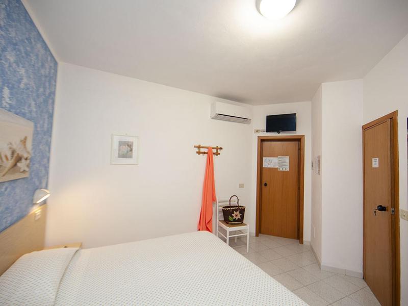 Standard Double Room image 3