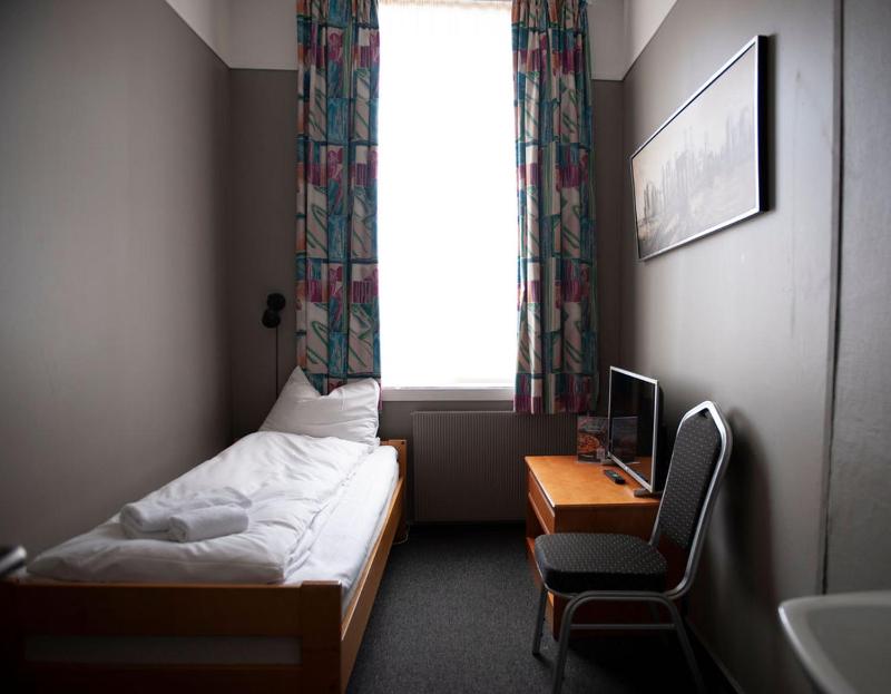 Standard Single Room with Shared Bathroom image 4
