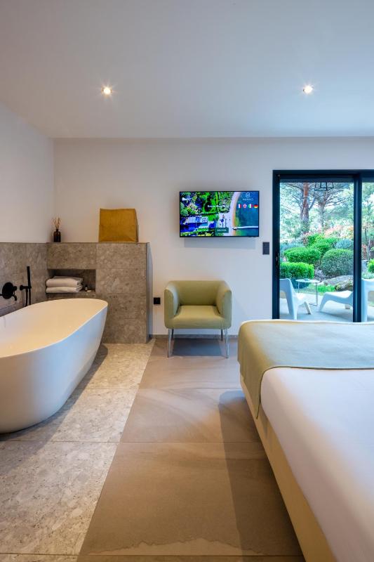 Double Room with Garden View image 2
