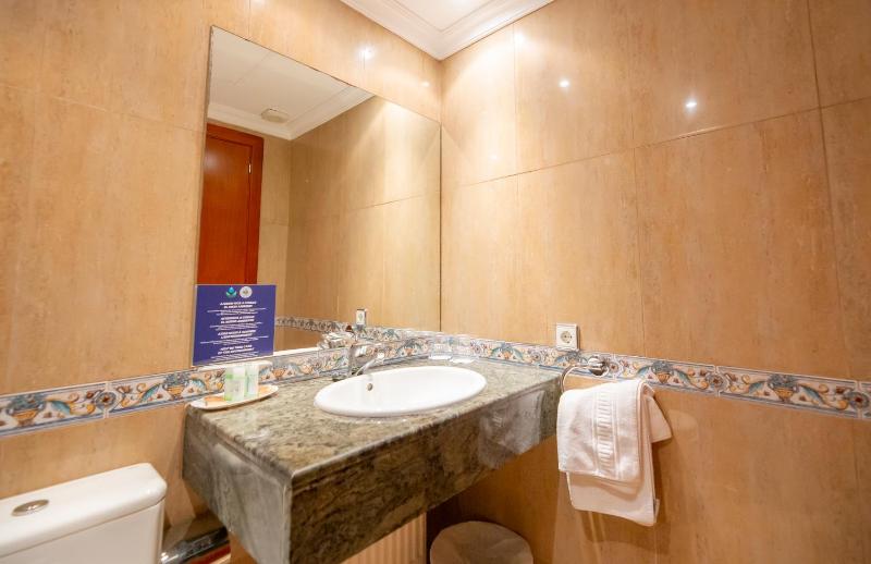 Economy Double or Twin Room (No View) image 4