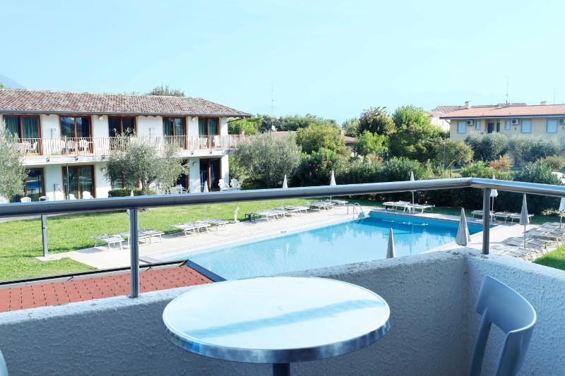 Junior Suite with Pool View image 2