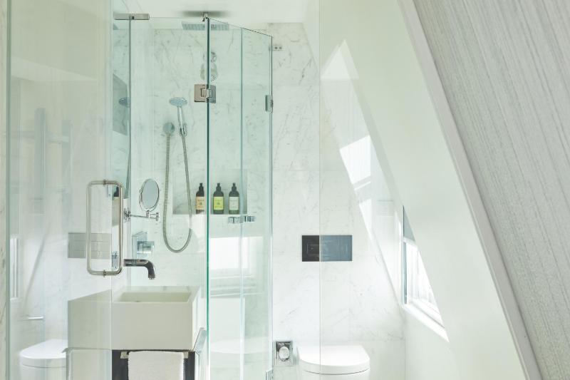 Small Queen Room image 4