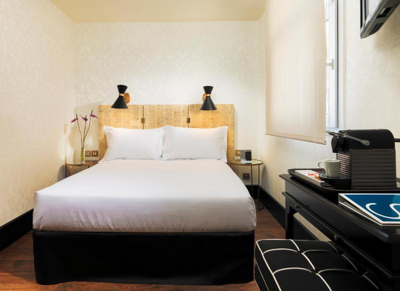 Double or Twin Room image 4