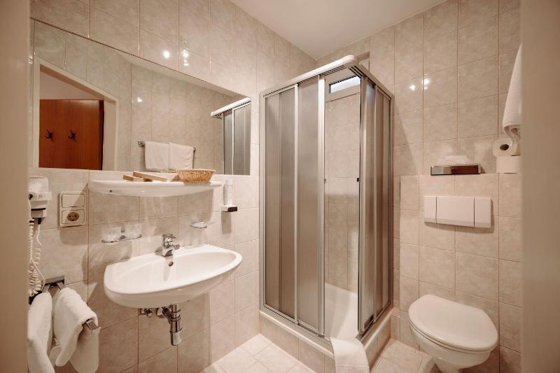 Budget Double Room image 4