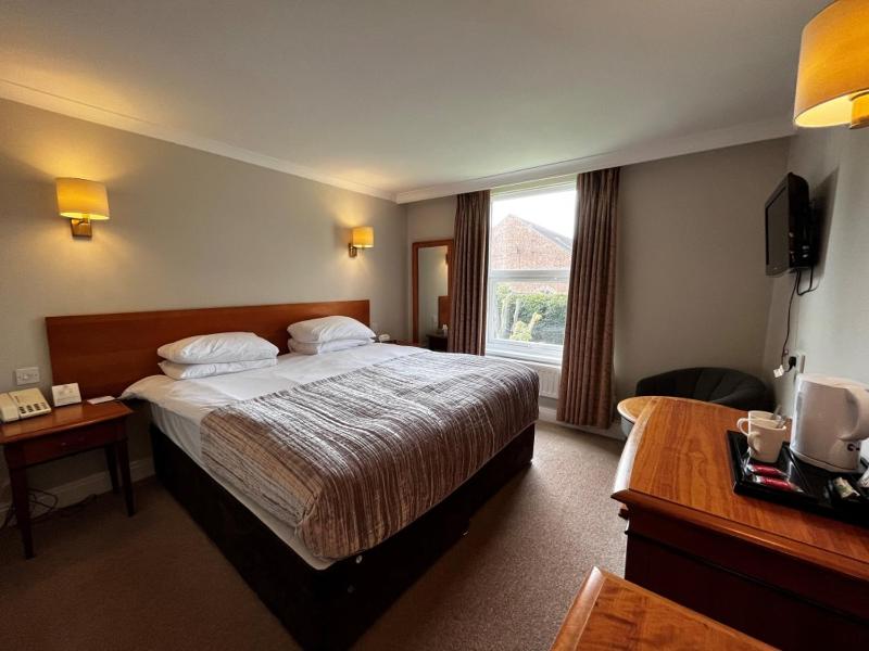 Double or Twin Room image 4