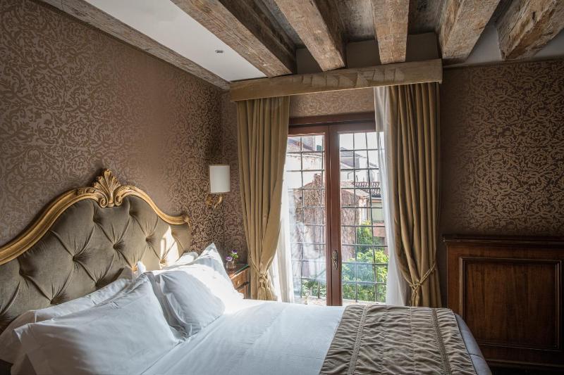 Economy Double Room image 3