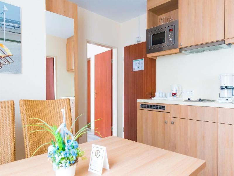 Family Room image 3