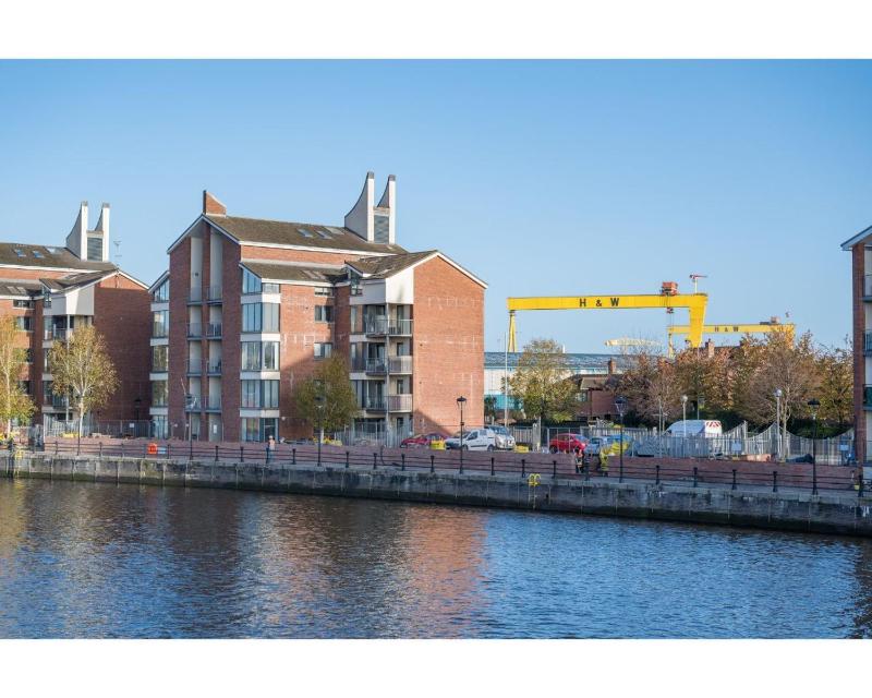 Five-Bedroom Deluxe Apartment image 3